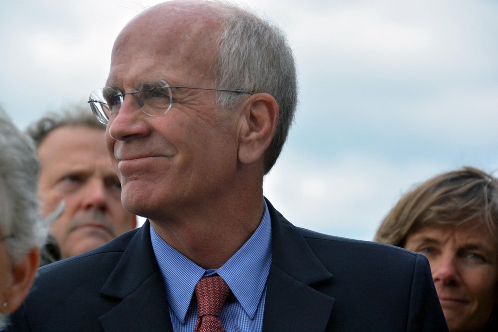 Rep. Peter Welch is calling on a group of moderate Republicans to build a coalition with Democrats to help elect the next Speaker of the U.S. House