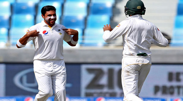 Pakistan paceman Imran Khan suffers injury