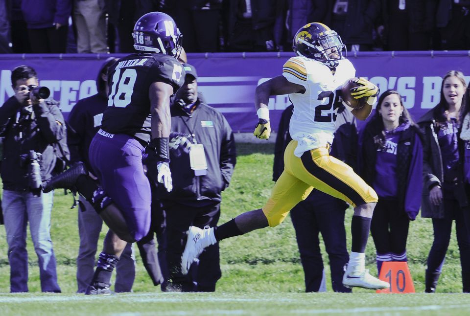 Wadley has 4 TDs No. 17 Iowa tops No. 20 Northwestern 40-10