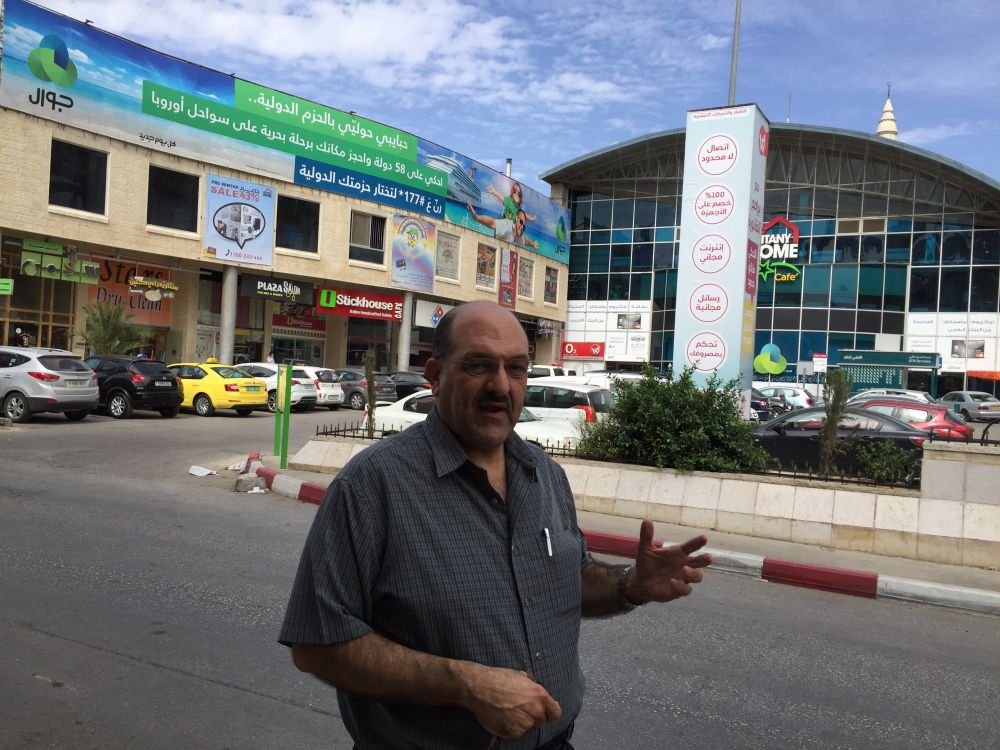 Female terrorist tries to stab policemen in Hebron