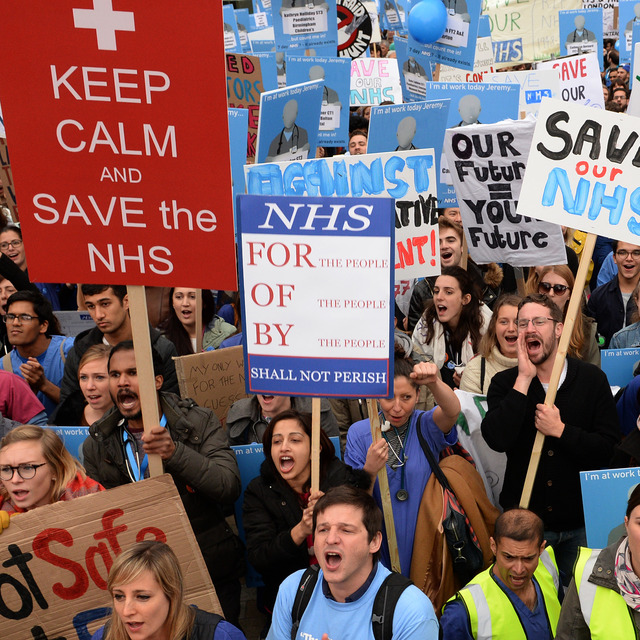 NHS England faces walkout as junior doctors protest Jeremy Hunt's 'unsafe