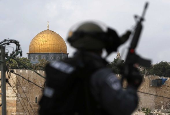 Israeli security forces stand guard as Palestinian Muslim