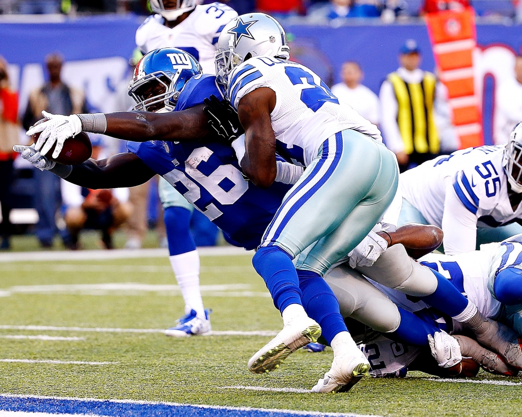 Orleans Darkwa dives in the end zone for