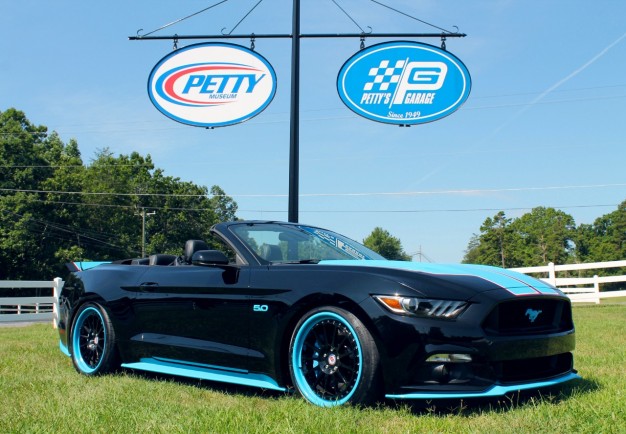 2016 Petty's Garage Mustang GT King Edition unveiled