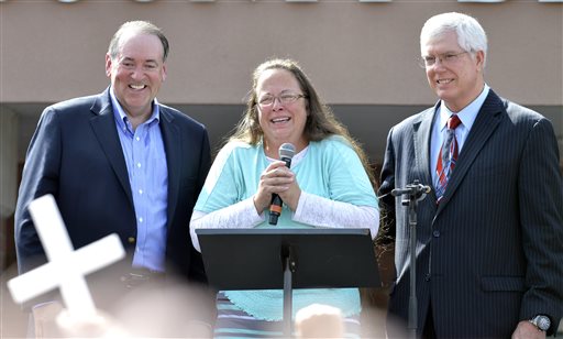 Rowan County Clerk Kim Davis center with Republican presidential candidate Mike Huckabee left and attorney Mat Staver right founder of the Liberty Counsel the Christian law firm representing Davis at her side greets the crowd after being released