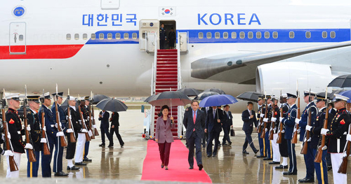 President Park Geun-hye arrives at Joint Base Andrews in Maryland on Tuesday. /Newsis