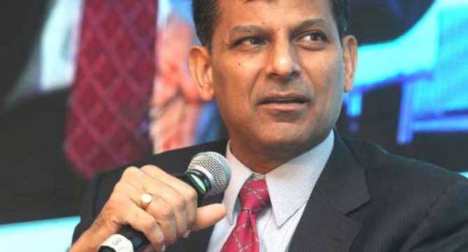 Rajan slams IMF for'applauding easy money policies