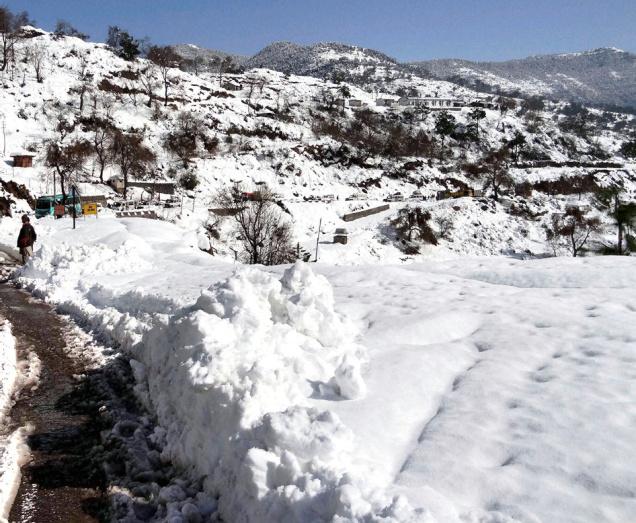 The Mughal road connecting Shopian with Rajouri and Poonch in Jammu and Kashmir remained closed due to fresh snowfall on Sunday