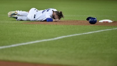 Donaldson leaves playoff game after taking knee to head