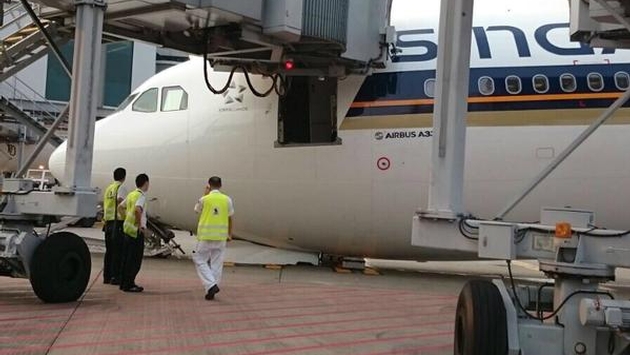 Nose Gear of Singapore Airlines Jet Retracts Plane Collapses