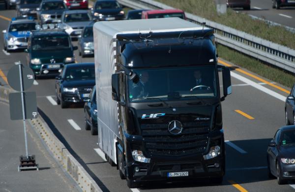 Self-driving Mercedes robot-truck debuts on German autobahn (VIDEO)