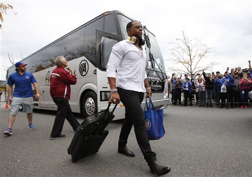 CORRECTS FIRST NAME TO YOENIS NOT ORLANDO- New York Mets Yoenis Cespedes walks with his luggage Thursday Oct. 22 2015 in New York. The Mets swept the Chicago Cubs to win the National League Championship