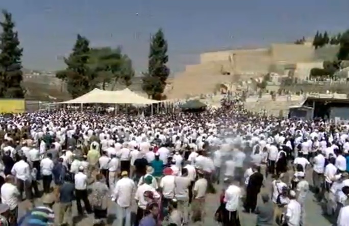 Thousands attend funeral for Rabbi Nehemia Lavi in Jerusalem