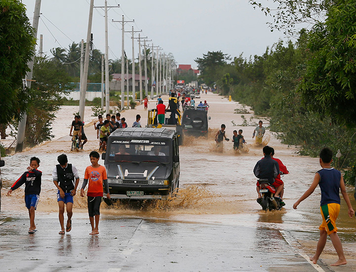 Thousands Flee Northern Philippines As Typhoon Koppu Hits