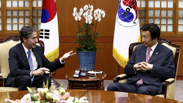 US Deputy Secretary of State Tony Blinken talks with South Korean Foreign Minister Yun Byung-se during in Seoul