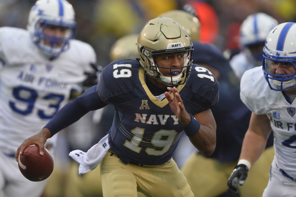 Oct 3 2015 Annapolis MD USA Navy Midshipmen quarterback Keenan Reynolds scrambles as Air Force Falcons linebacker Patrick Healy applies pressure during the second quarter at Navy Marine Corps Memorial Stadium. Mandatory Credit Tommy Gillig