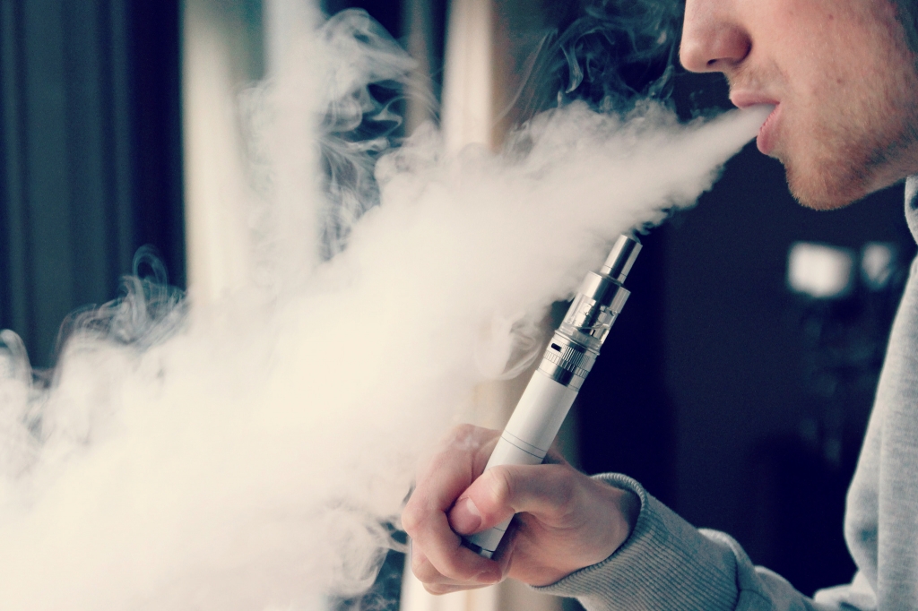 Less than 4% of US adults use electronic cigarettes regularly, CDC says