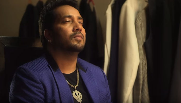 Check out Mika Singh gets a pat on the back by CM Arvind Kejriwal for 'Maa&#039