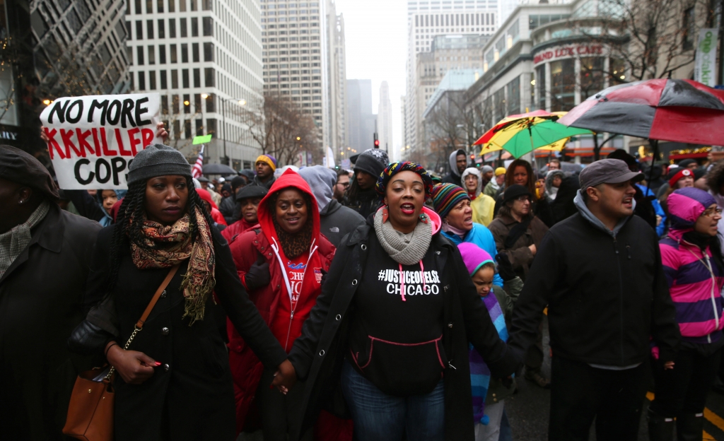 39;Black Friday&#39 protest of police shooting shuts main Chicago shopping street