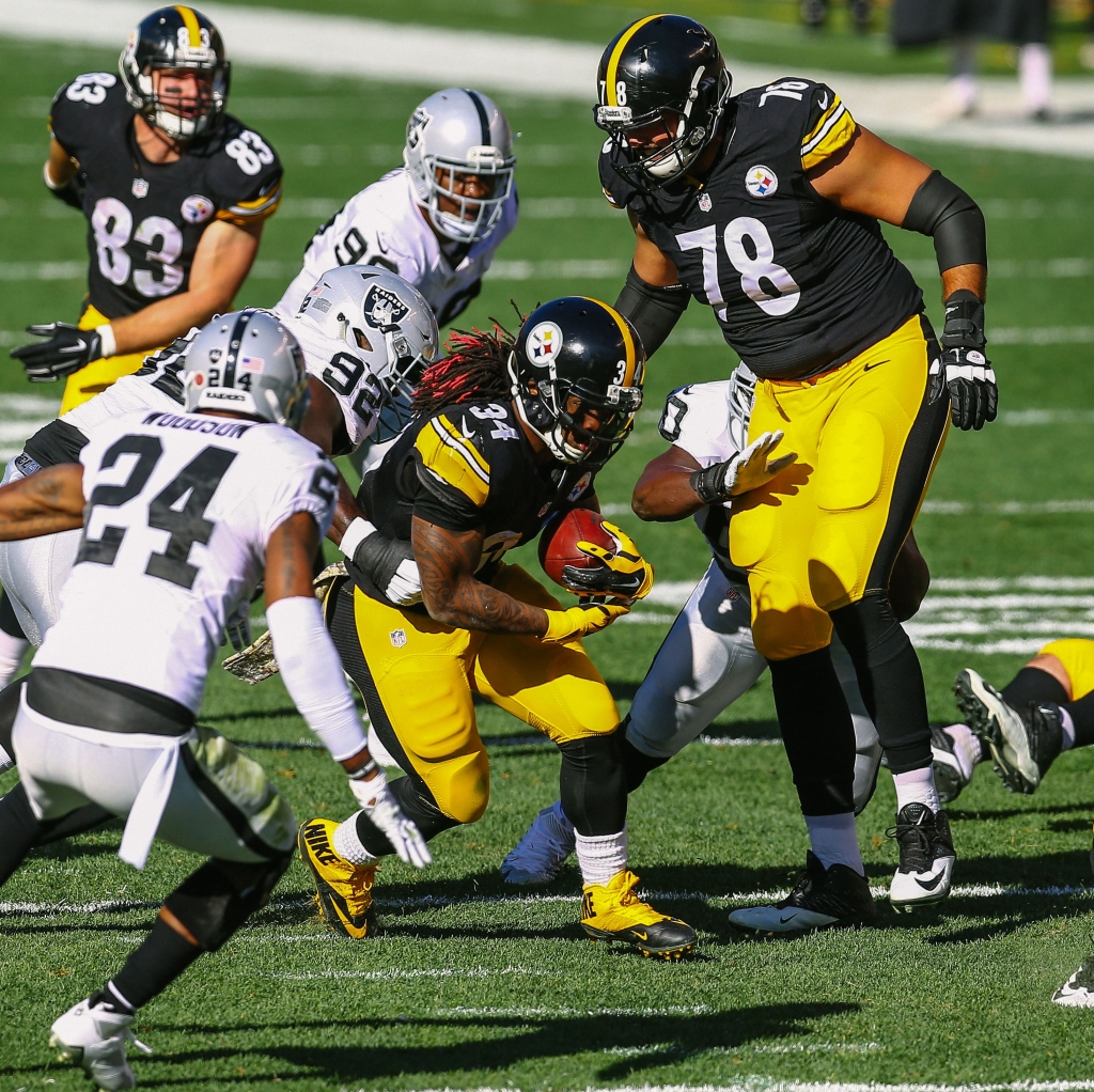 20151108arSteelersRaiders004-1 Steelers RB De Angelo Williams runs the ball during the Pittsburgh Steelers vs. Oakland Raiders game at Heinz Field on Nov. 8 2015