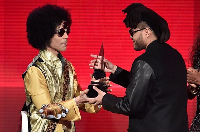 AMAs: Prince presents award to The Weeknd