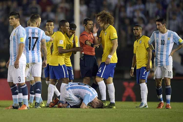 Ten-man Brazil came from behind to snatch a 1-1 draw against arch-rivals Argentina in a tense World Cup qualifying battle between the two South American superpowers