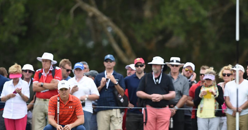 Jones maintains lead at Australian Open, Spieth 3 behind