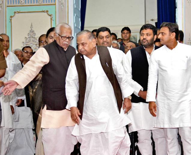 Uttar Pradesh Governer Ram Naik with Chief Minister Akhilesh Yadav and Samajwadi Party supremo Mulayam Singh at the swearing in ceremony in Lucknow on Saturday