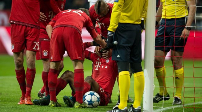 Bayern Munich's Kingsley Coman is comforted by teammates after he got wounded after his 4-0 goal during the UEFA Champions League Group F football match between FCB Bayern Munich and Olympiakos Piraeus