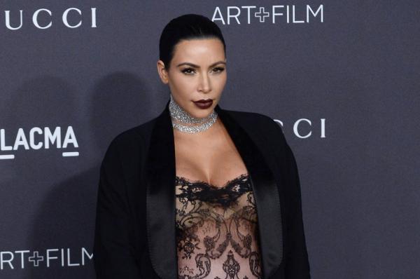 Pregnant Kim Kardashian flaunts growing baby bump