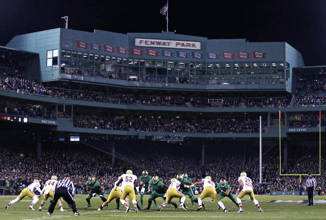 Charles Krupa  Associated Press Notre Dame quarterback De Shone Kizer takes a snap against Boston College at Fenway Park