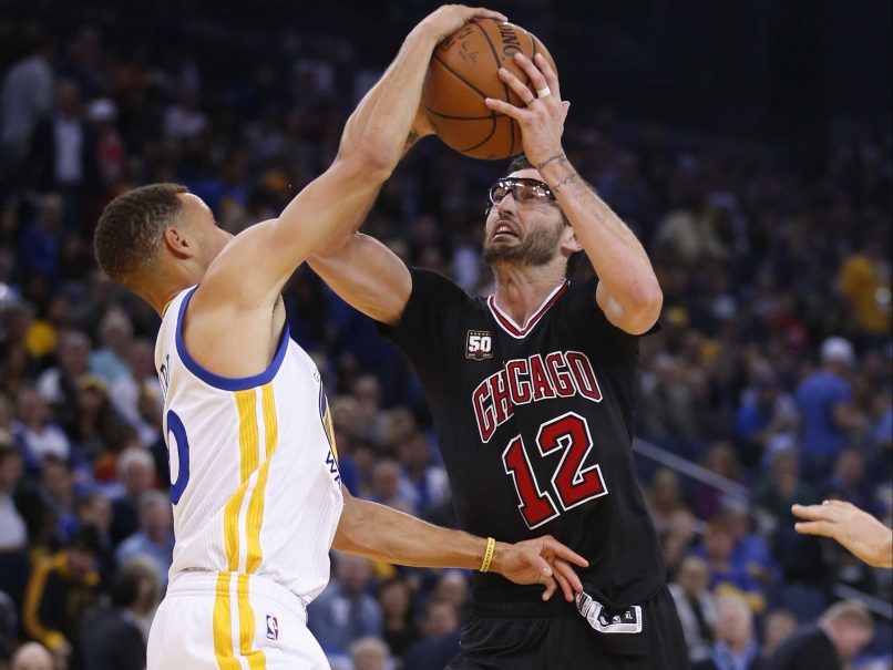 Chicago Bulls guard Kirk Hinrich has his shot blocked Golden State Warriors Stephen Curry