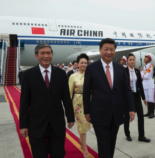 Chinese President Xi Jinping and his wife Peng Liyuan are welcomed by Vietnamese senior officials upon their arrival in Hanoi