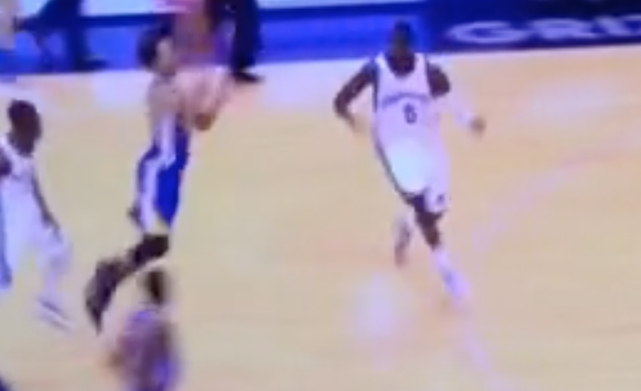 Stephen Curry hits three while falling vs. Grizzlies