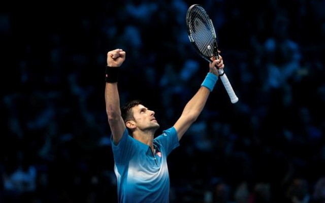 Federer Eases Past Wawrinka, Djokovic Waits