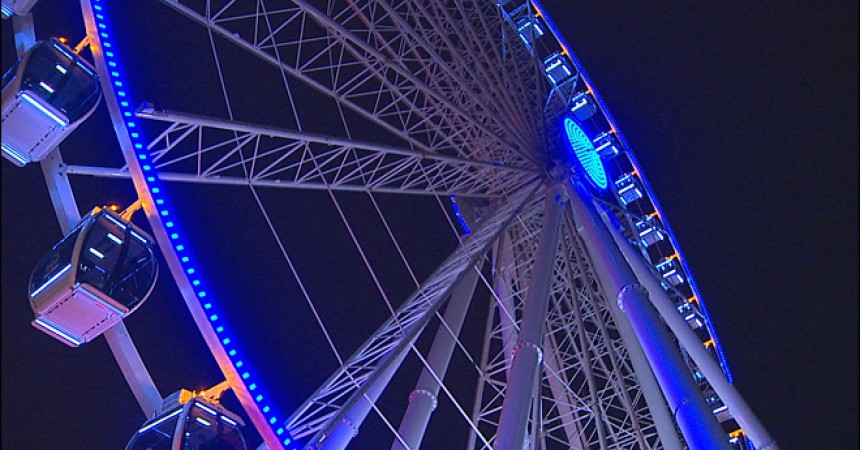 Drone collides with Seattle Ferris Wheel, busts through plastic table