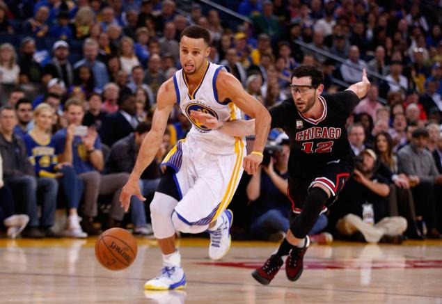 Stephen Curry adds 27 points as Warriors just a win away from matching best start in NBA history