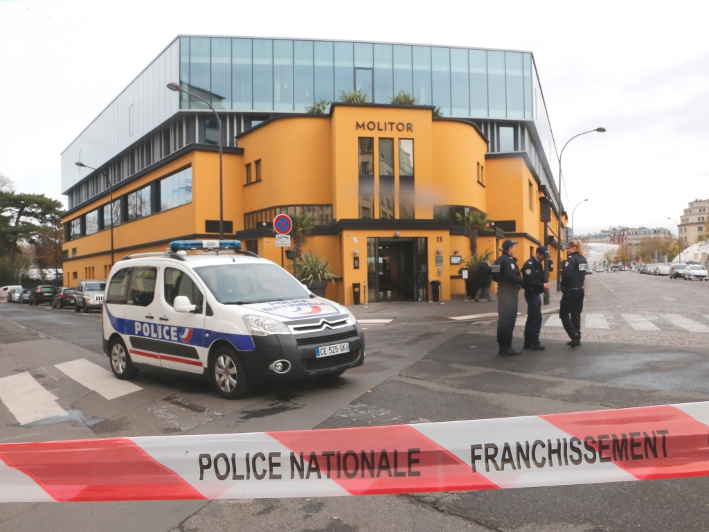 German football team evacuated from Paris hotel after bomb threat