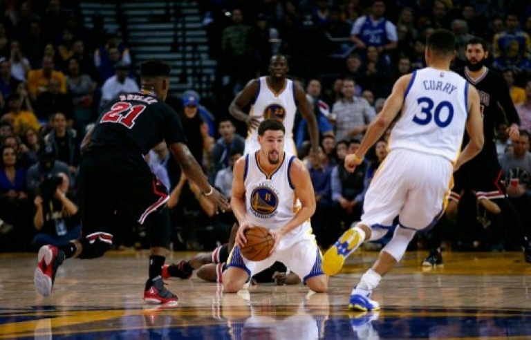 Getty  AFP  Klay Thompson of the Golden State Warriors passes the ball to Stephen Curry while Jimmy Butler of the Chicago Bulls plays defense