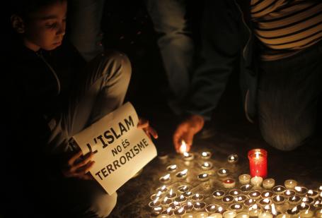 Image Text
 VIGIL A sign reads'Islam in not terrorism as Muslims speak out against attacks in Paris