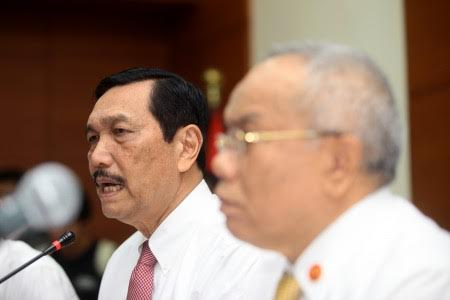 Coordinating Political Legal & Security Affairs Minister Luhut Panjaitan gives a press conference in Jakarta on Thursday. Luhut said the government had decided to suspend executions of death row inmates as it focused on economic affairs. (Antara  Muhamamd