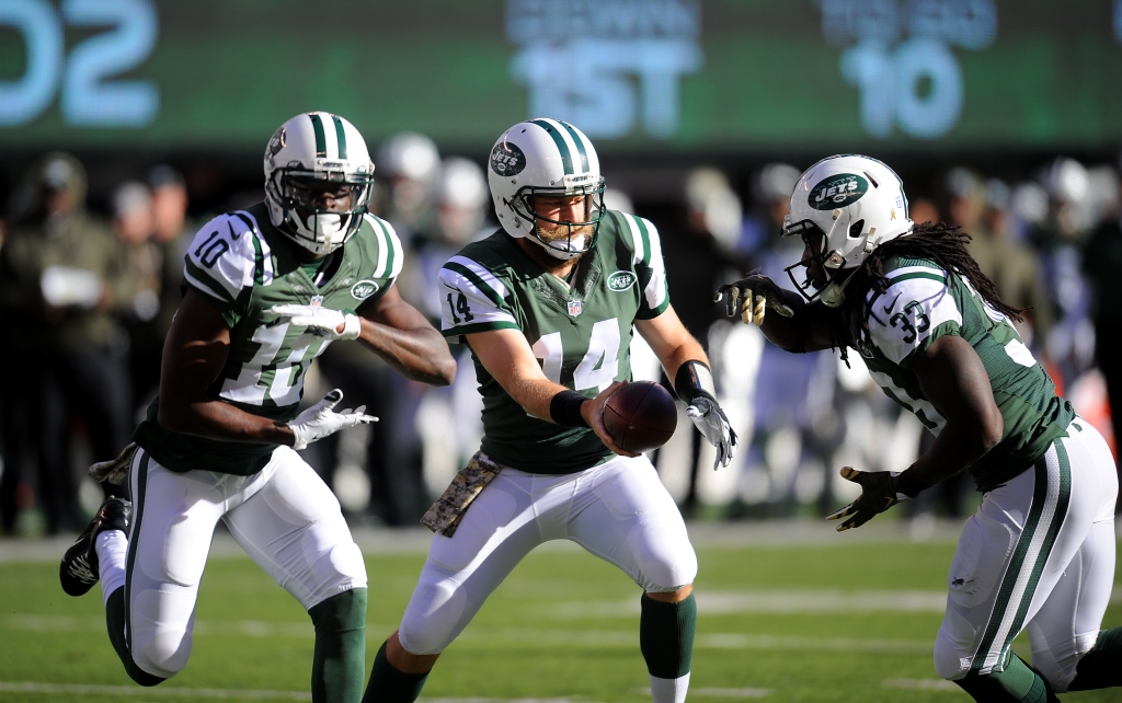 Met Life Stadium East Rutherford N.J. New York Jets lead 14-3 at the half New York Jets quarterback Ryan Fitzpatrick #14 handoff to New York Jets running back Chris Ivory #33 right leads