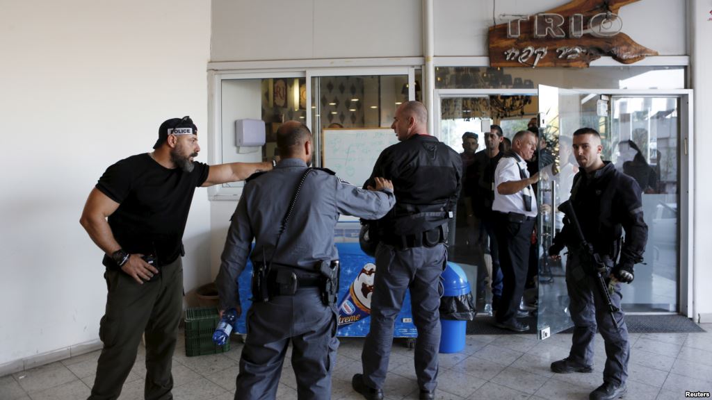 Israeli policemen stand at the scene of a Palestinian stabbing attack in Tel Aviv Israel Nov. 19 2015