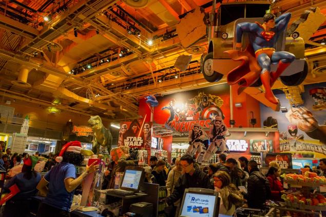 Thanksgiving shoppers crowd the Toys 'R&#39 Us in Times Square