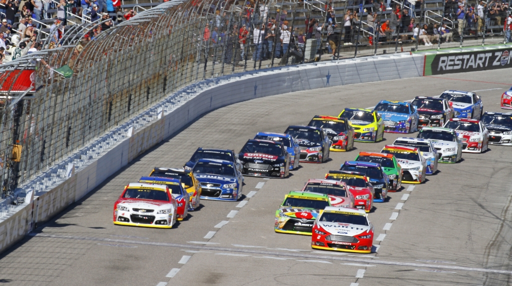 Joey Logano's chance to win AAA Texas 500 blows out with tire