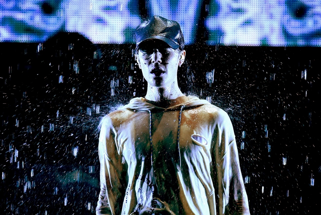 Justin Bieber performs 'Sorry&#039 at 2015 AMAs