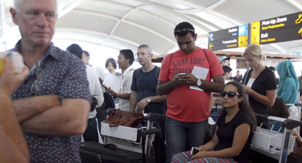 Volcanic eruption closes Bali airport