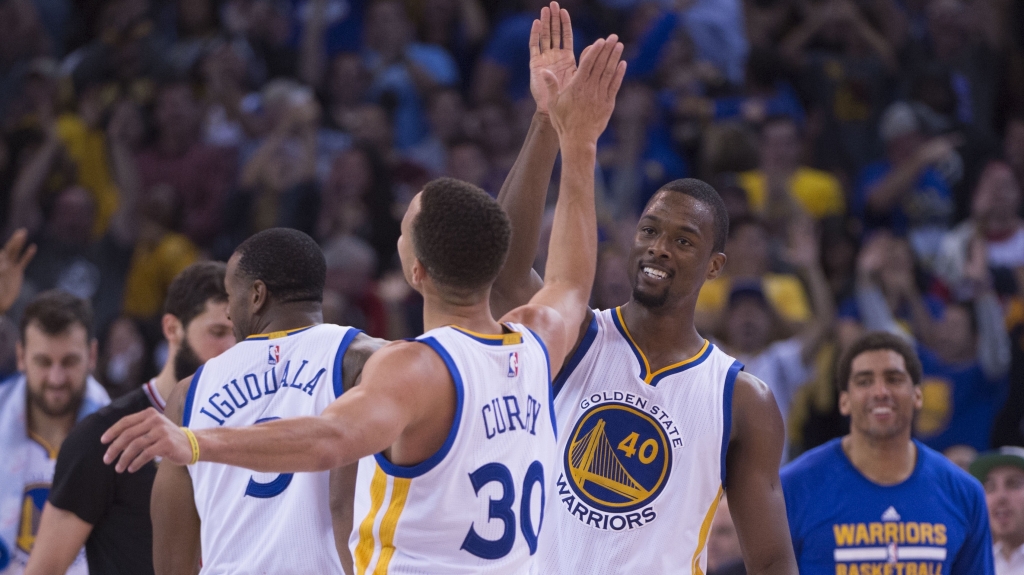 Stephen Curry muscles Joakim Noah, throws sick lob to Andre Iguodala