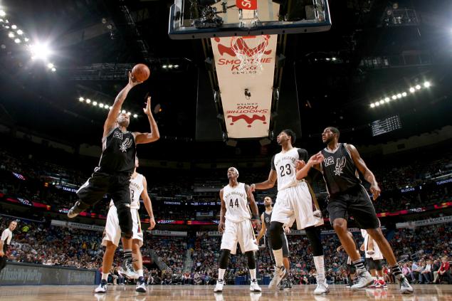 Tim Duncan is able to chip in six points Friday night but fails to grab a rebound