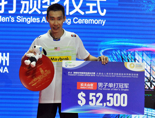 Lee Chong Wei of Malaysia poses with his trophy after the men’s singles final match against Chen Long of China at the China Open badminton tournament in Fuzhou east China’s Fujian province. — AFP